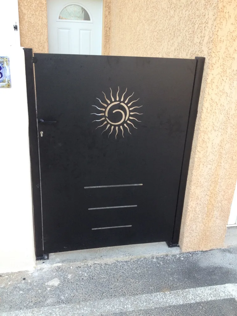 PORTILLON ORIGINAL MOTIF SOLEIL SUR MESURE ISTRES 