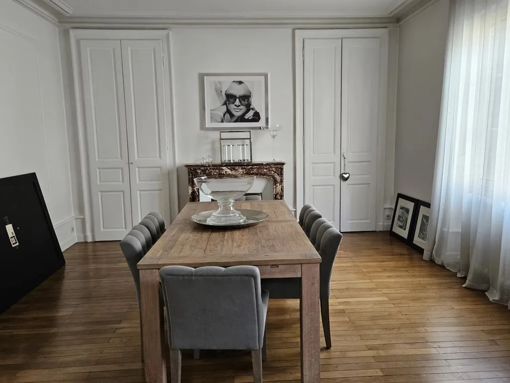 Garages avec ouverture motorisée pour cette maison à vendre au mans en centre ville