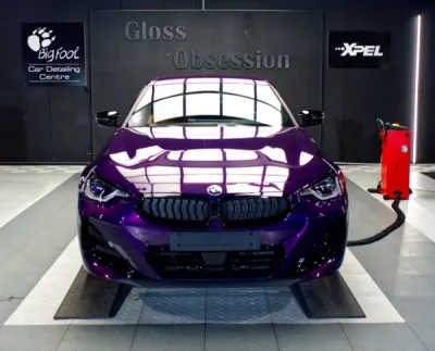 Grâce au film de protection PPF XPEL, cette BMW Série 2 est protégée contre les rayures, impacts et agressions climatiques tout en conservant son éclat d’origine.