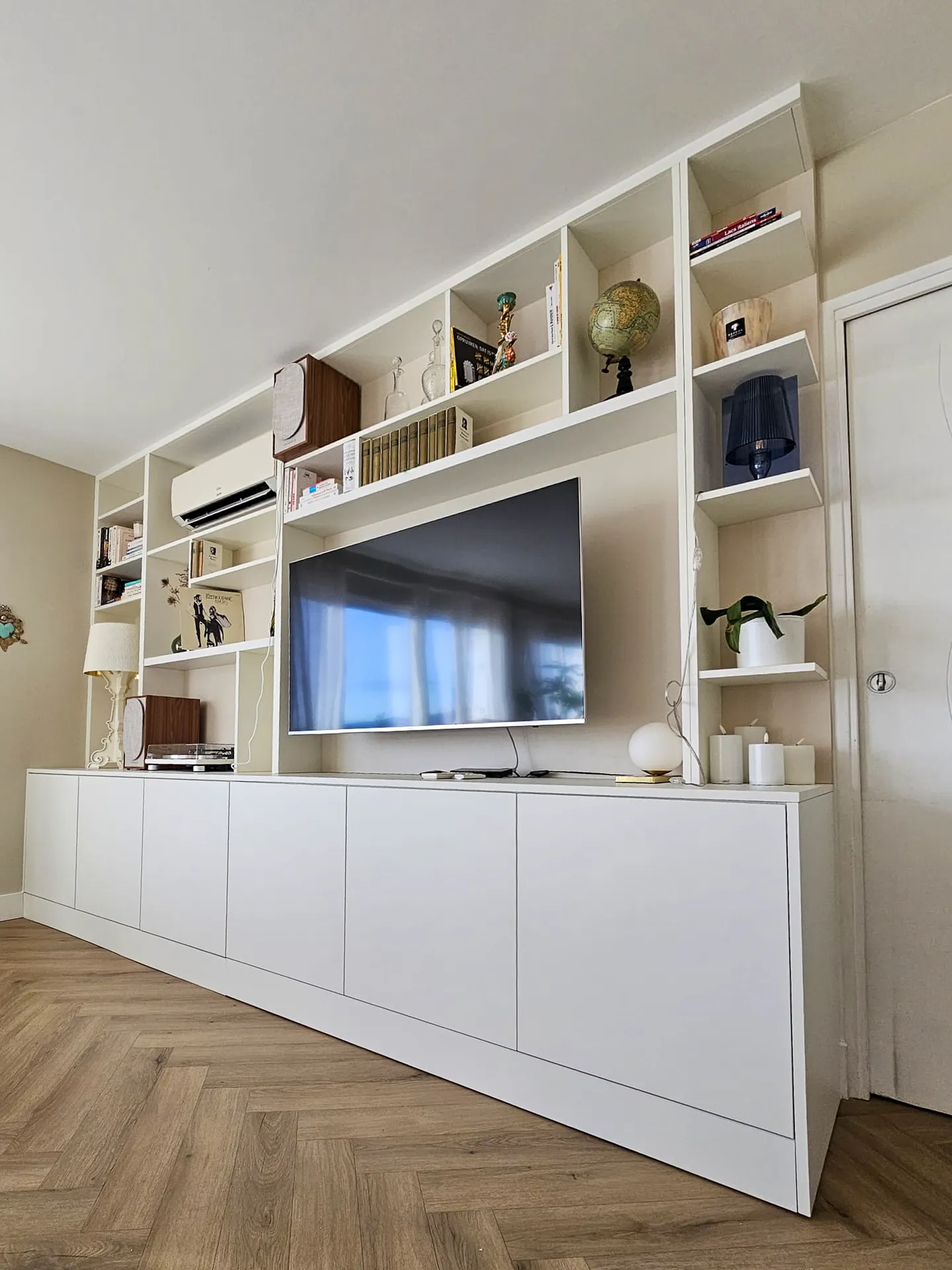 Agencement meuble TV sur mesure avec rangements intégrés et lignes épurées à Aubenas en Ardèche