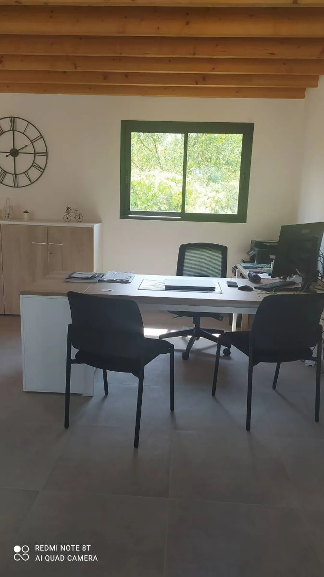 Bureau opératif pour la réception des clients installé dans la société CONSTRUIRE à Ruoms