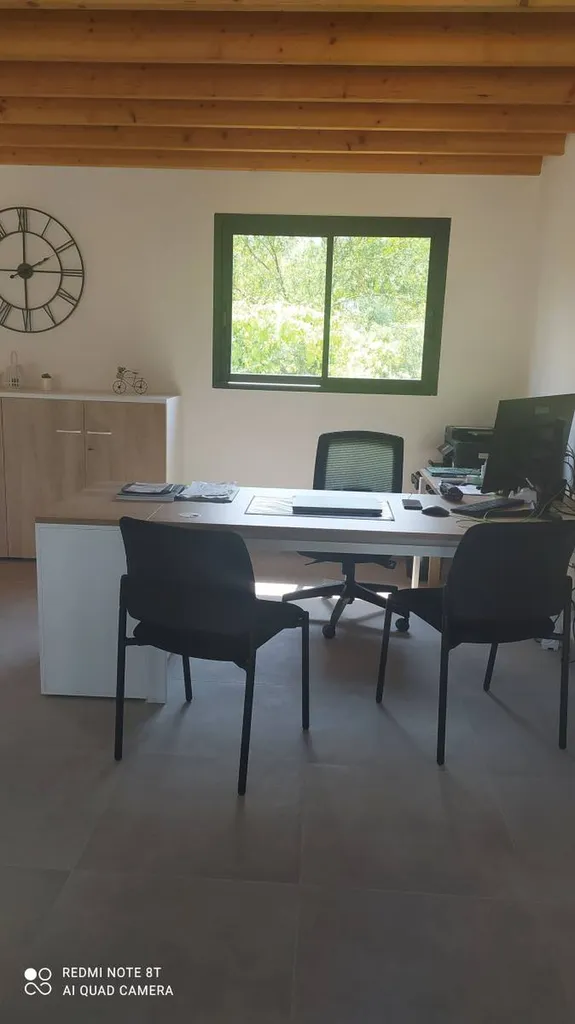 Bureau opératif pour la réception des clients installé dans la société CONSTRUIRE à Ruoms