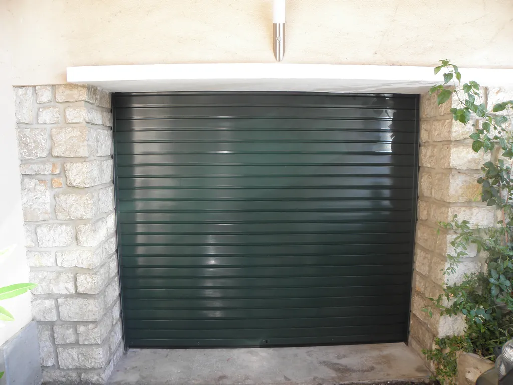 Installer un rideau métallique à lames isolées pour garage à Aix-en-Provence proche de Luynes