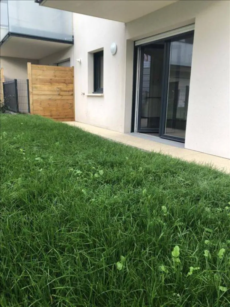 Appartement comprenant une terrasse et un jardinet