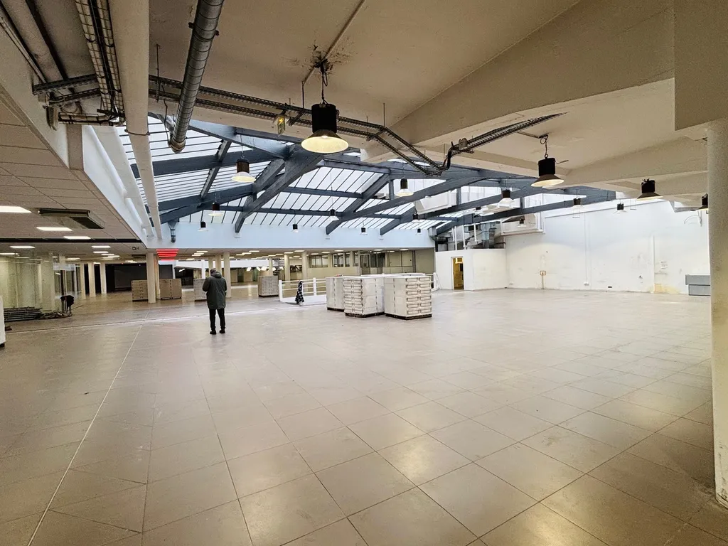 Location - Entrepôt 1607 m², Commerçant 15e, Place Etienne Pernet 75015 PARIS