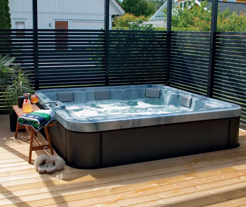 Spa 5 à 6 places installé en extérieur sur terrasse pour moments de détente en famille ou entre amis