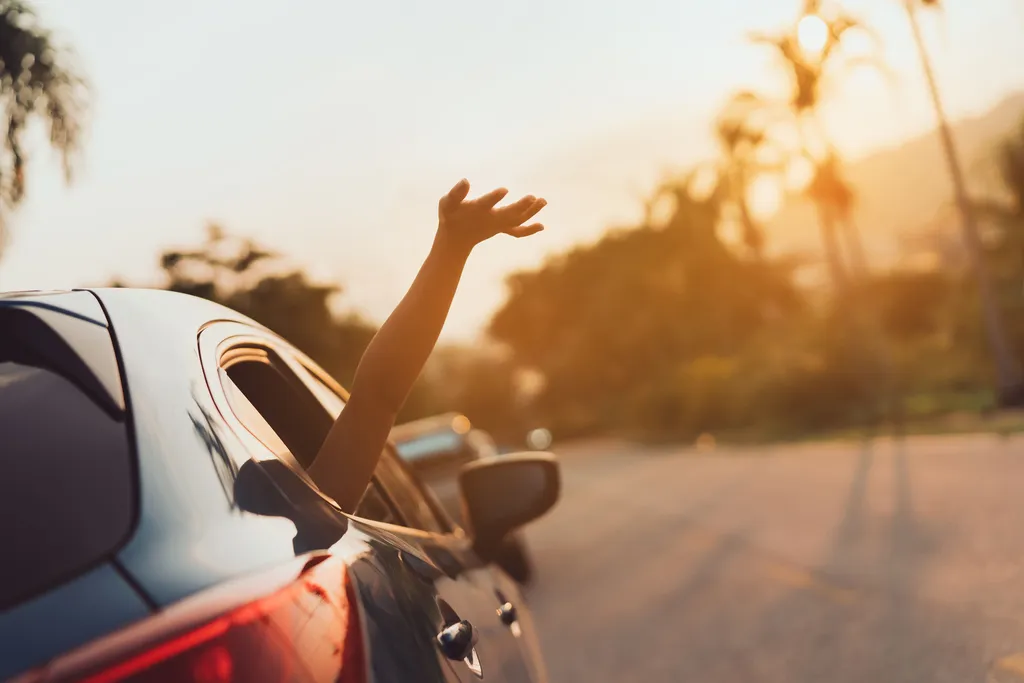 Road trip en voiture de prestige : les routes emblématiques d'Europe pour les conducteurs d'exception