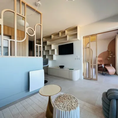 Pièce de vie lumineuse et colorée avec claustra sur-mesure, par l’Atelier D. architecte d’intérieur à Bordeaux