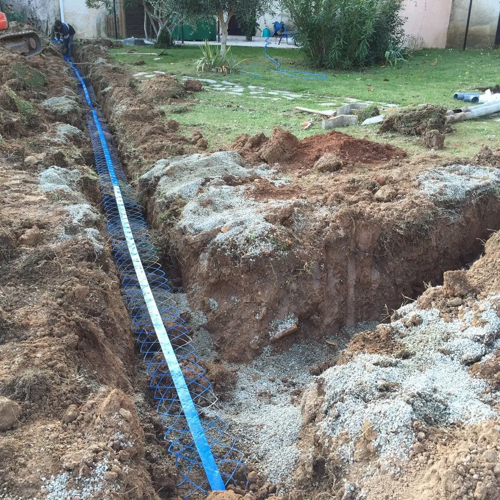 Tranchée avec filet avertisseur Var