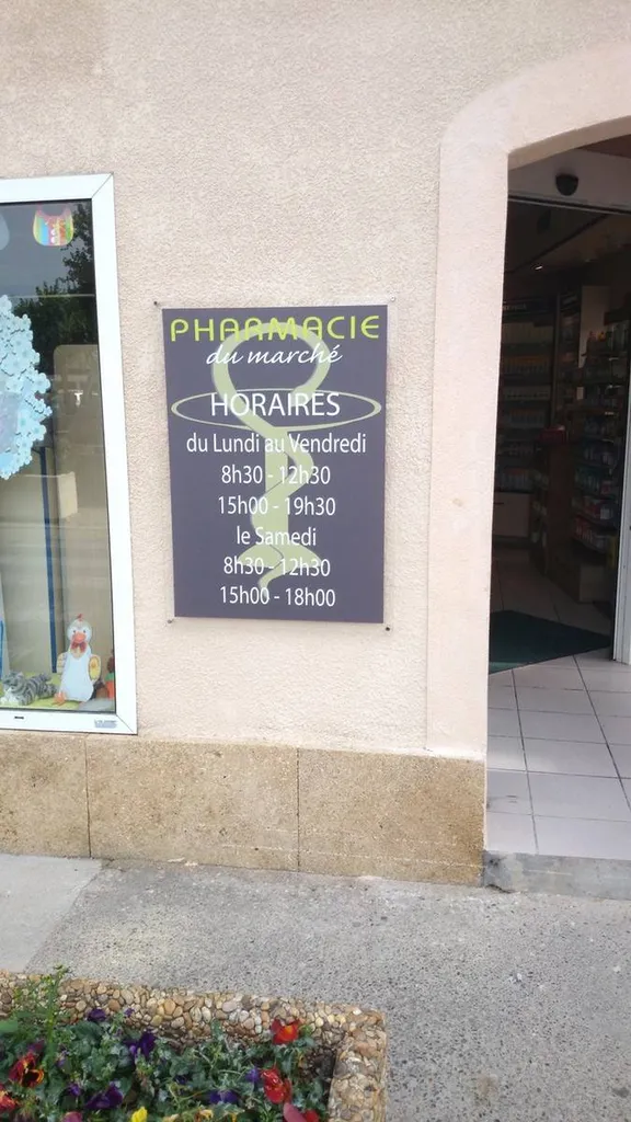 Enseigne en lettres reliefs et croix de Pharmacie à Senas