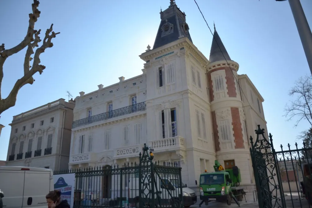 Gouttières traditionnelles en Zinc avec soudure à l'étain  Rénovation de gouttières et zinguerie sur un Château à Salon de Provence dans les bouches du Rhône