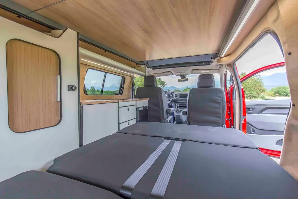 Aménagement intérieur sur-mesure Peugeot Expert Medium finition bois clair et façades blanches à Lyon dans le Rhône