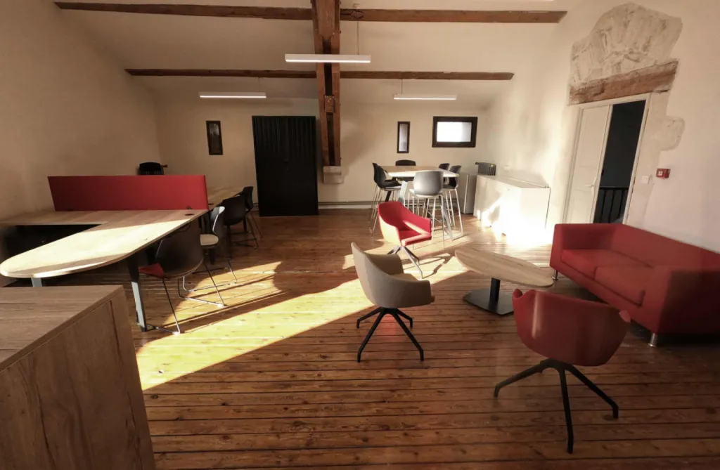 Aménagement d’un plateau de 240 m² pour la Mairie de Tarascon avec mobilier DE SEINE, tables LATITUDE et armoires à rideaux dans une ambiance rouge & bois