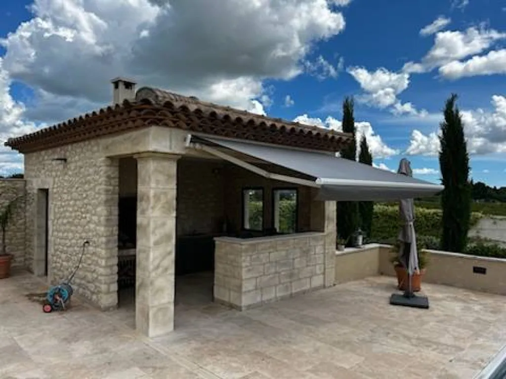 pose de store banne sur mesure péissanne