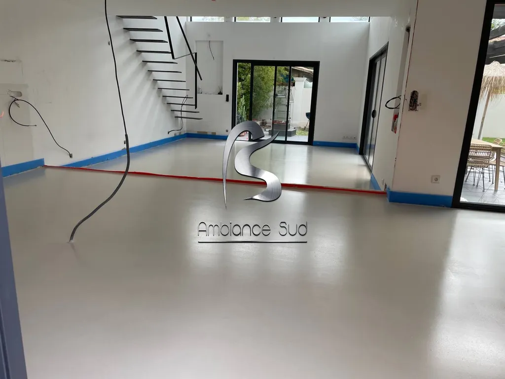 Sol en béton cire coulé décoratif à Aigues mortes