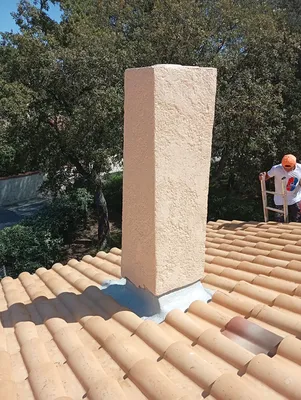 Reprise, nettoyage et peinture d’une cheminée avec solin en résine et traitement de toiture