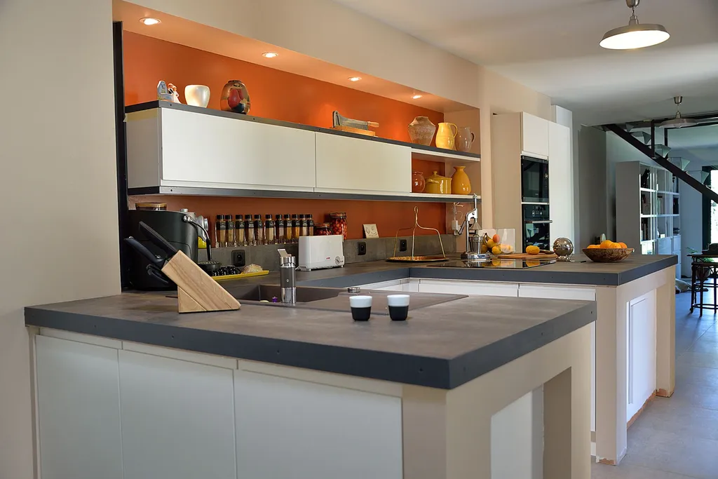 Pernes-les-Fontaines, propriété contemporaine avec piscine, espace spa et dépendances   