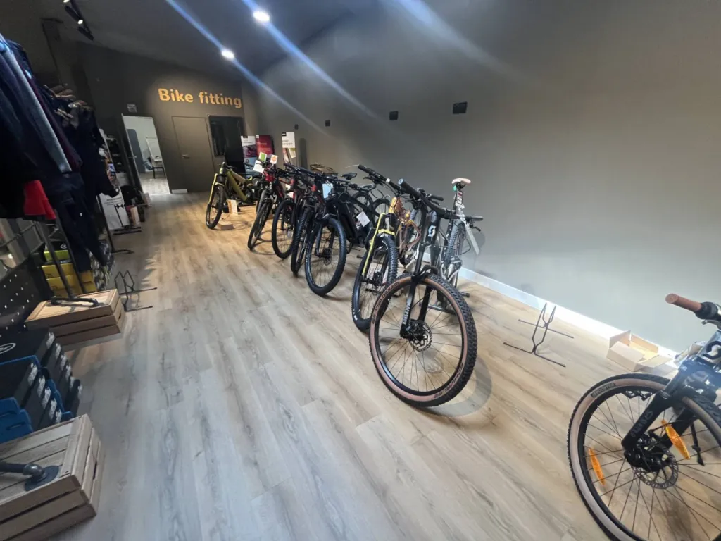 Transformation Élégante du Magasin Bikery à Aix-en-Provence avec le Vinyle Douro Honey de Lamett