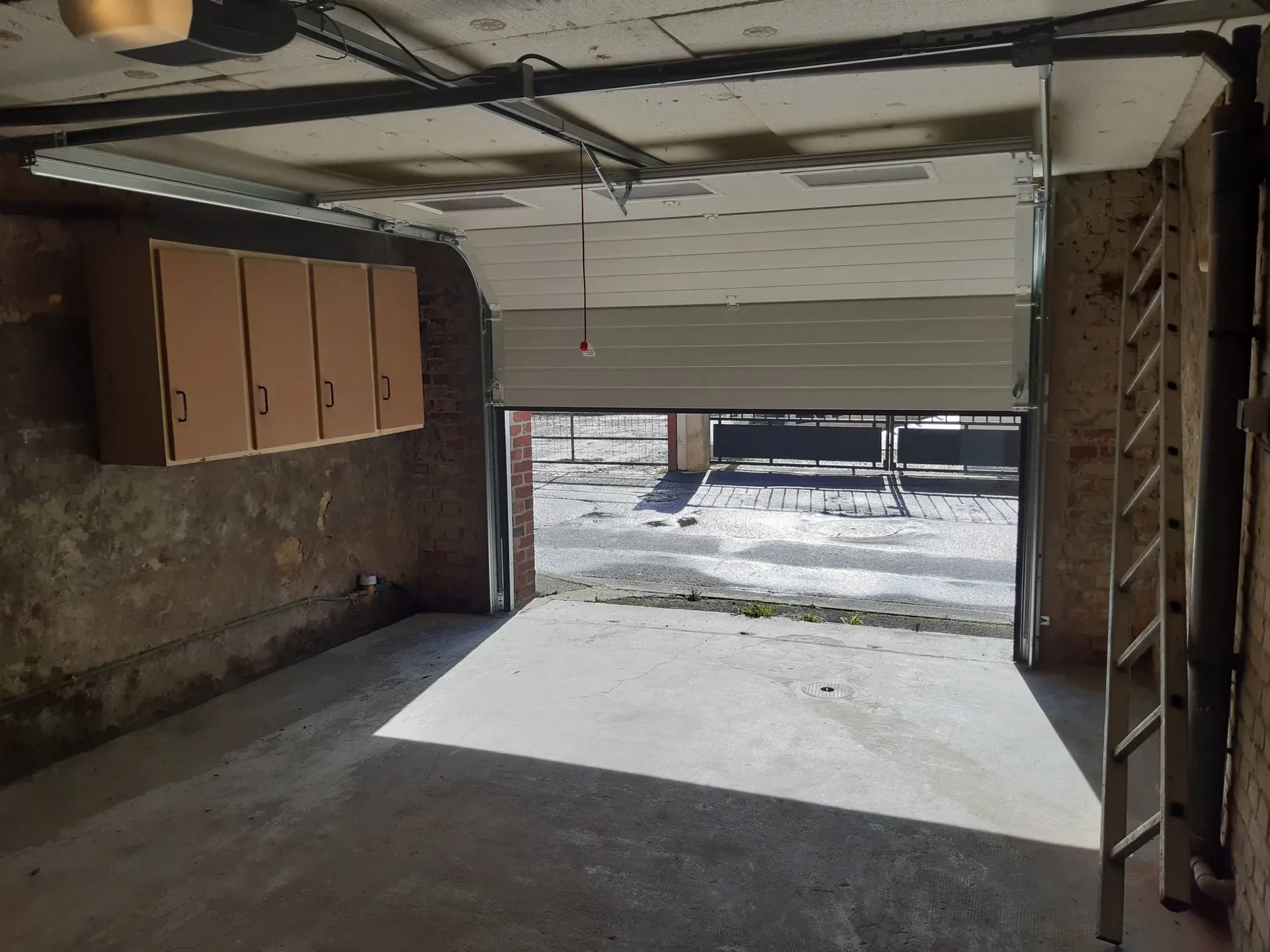 A vendre centre ville de Lisieux, maison avec garage porte automatique