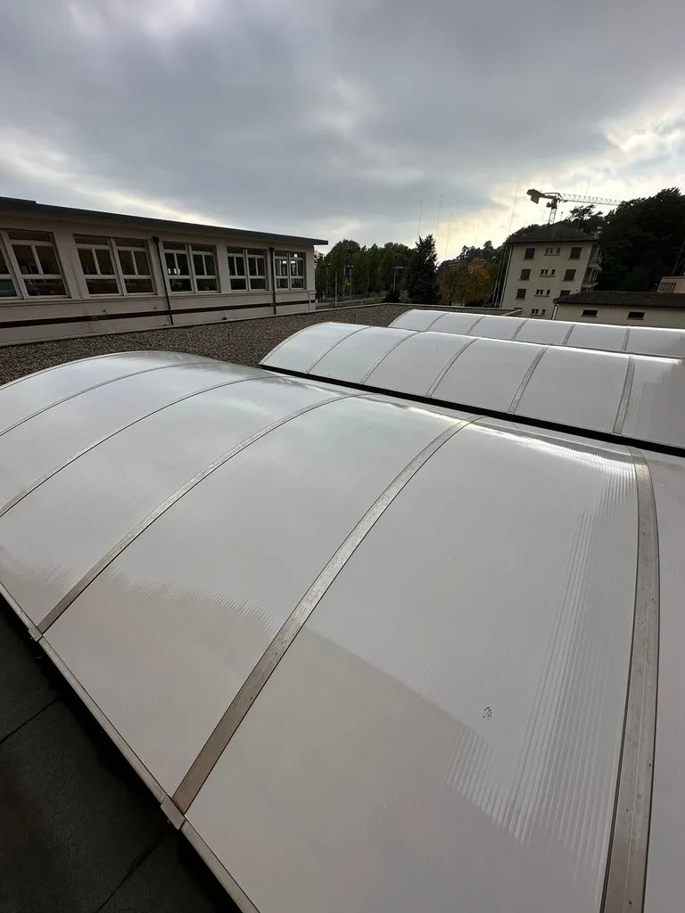 La chaleur derrière vos vitrages ne doit pas être une contrainte. Nous avons la solution adaptée à votre bâtiment.
