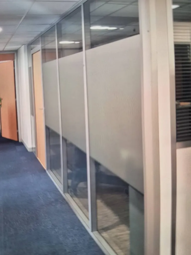 Cloisons amovibles de bureau vitrées avec vitrophanie à Marseille