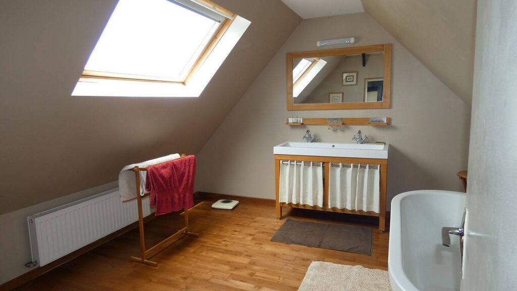 Vends : Maison Normande de caractère, 152m², 6 chambres, grand jardin arboré de 1500m². Idéale pour les amoureux de la tranquillité, proche de Luneray.