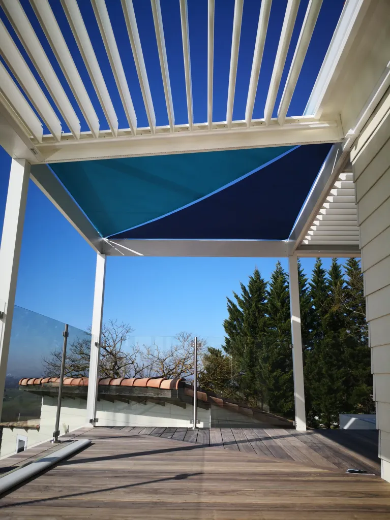 Installation de pergola bioclimatique aluminium motorisée à Reynies pour espace extérieur couvert