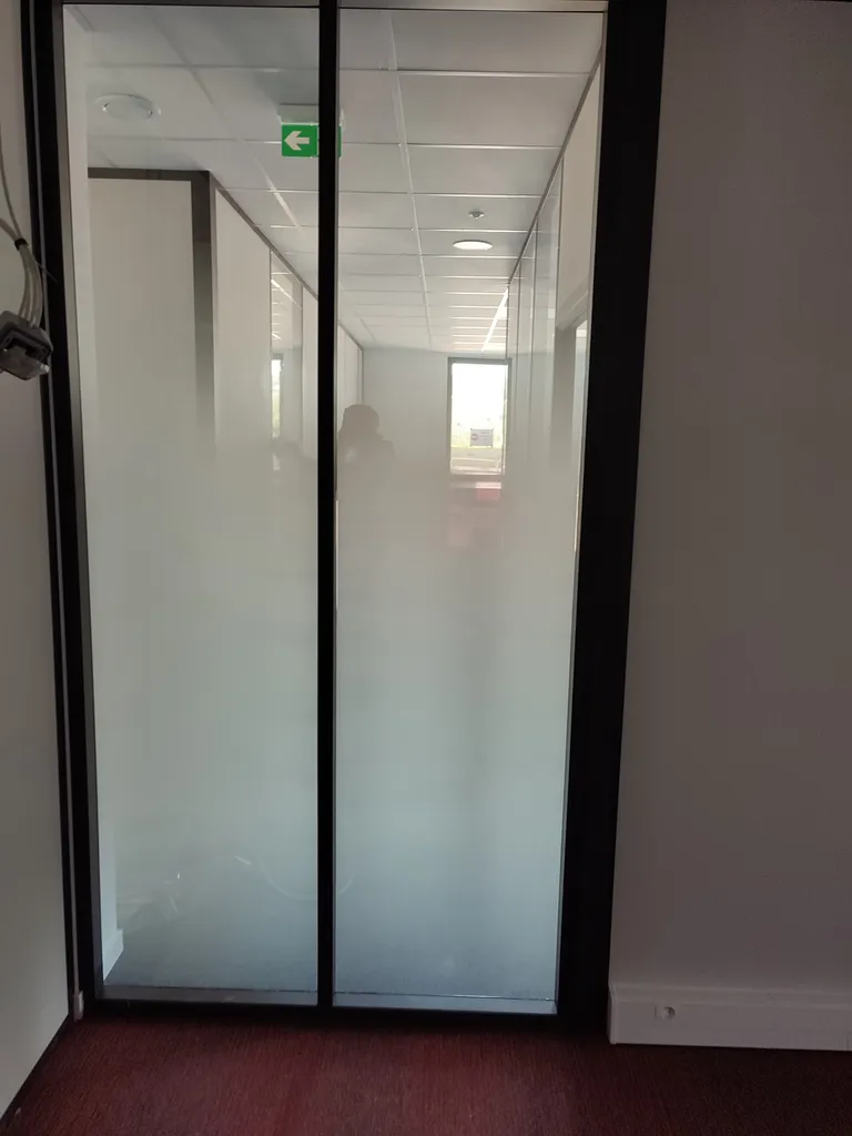 Film occultant effet sablé pour vitres de bureaux à Marseille 13e – Aménagement professionnel dans les Bouches-du-Rhône