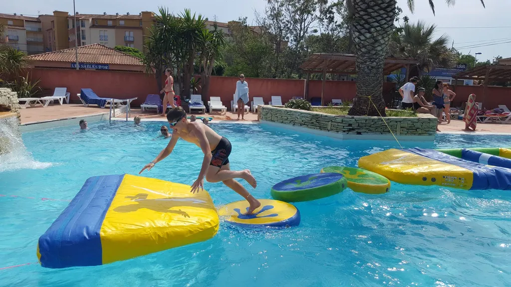 piscine chauffée et animation en camping proche de la mer