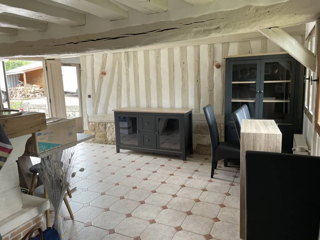 Salon avec poutre apparente proche de veauville les Baons 