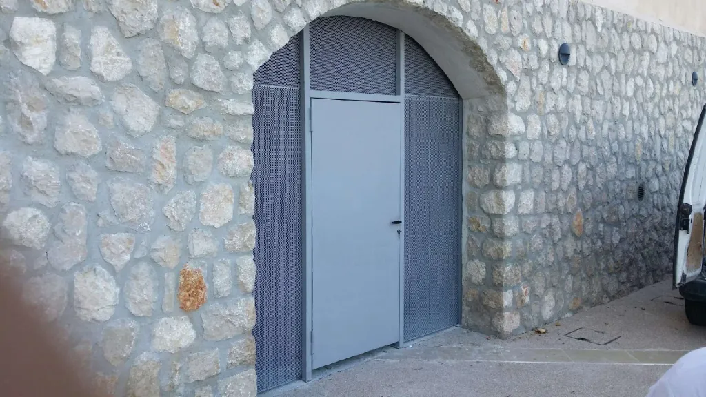 FABRICATION ET POSE PORTE TOLEE POUR FERMETURE ACCES FABRIQUEE SUR MESURE AVEC TOLE PERFOREE MARSEILLE 13