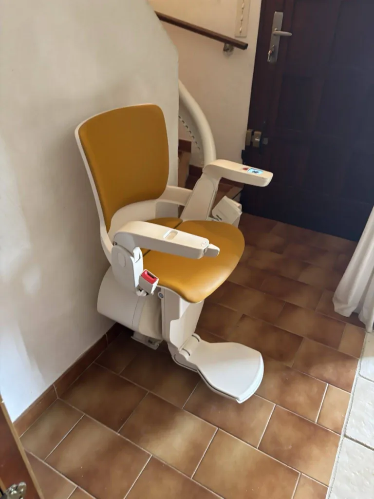 Siège couleur Ocre du plus bel effet pour ce fauteuil monte escalier OTOLIFT Smart dans cet escalier intérieur 2/4 tournant entre Manosque et Forcalquier