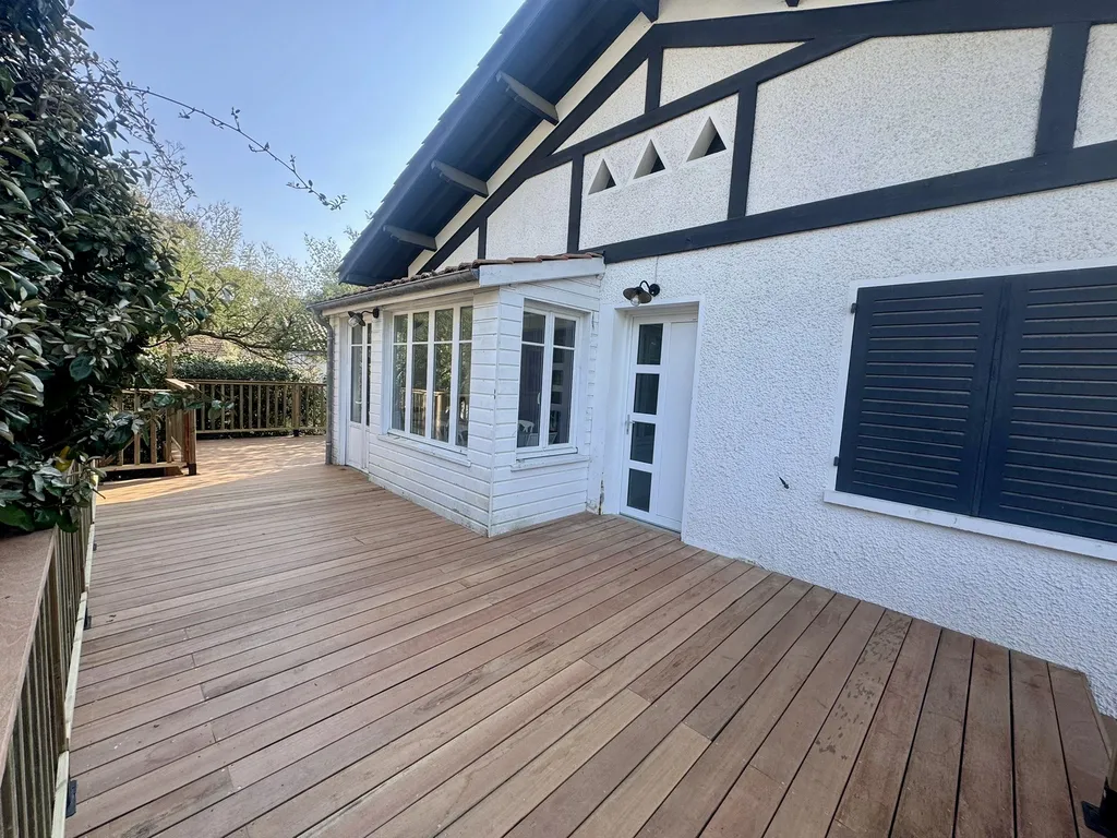 Fabrication d'une terrasse en Muiracatiara avec garde-corps en pin et stockage intégré à Arcachon élégante et durable