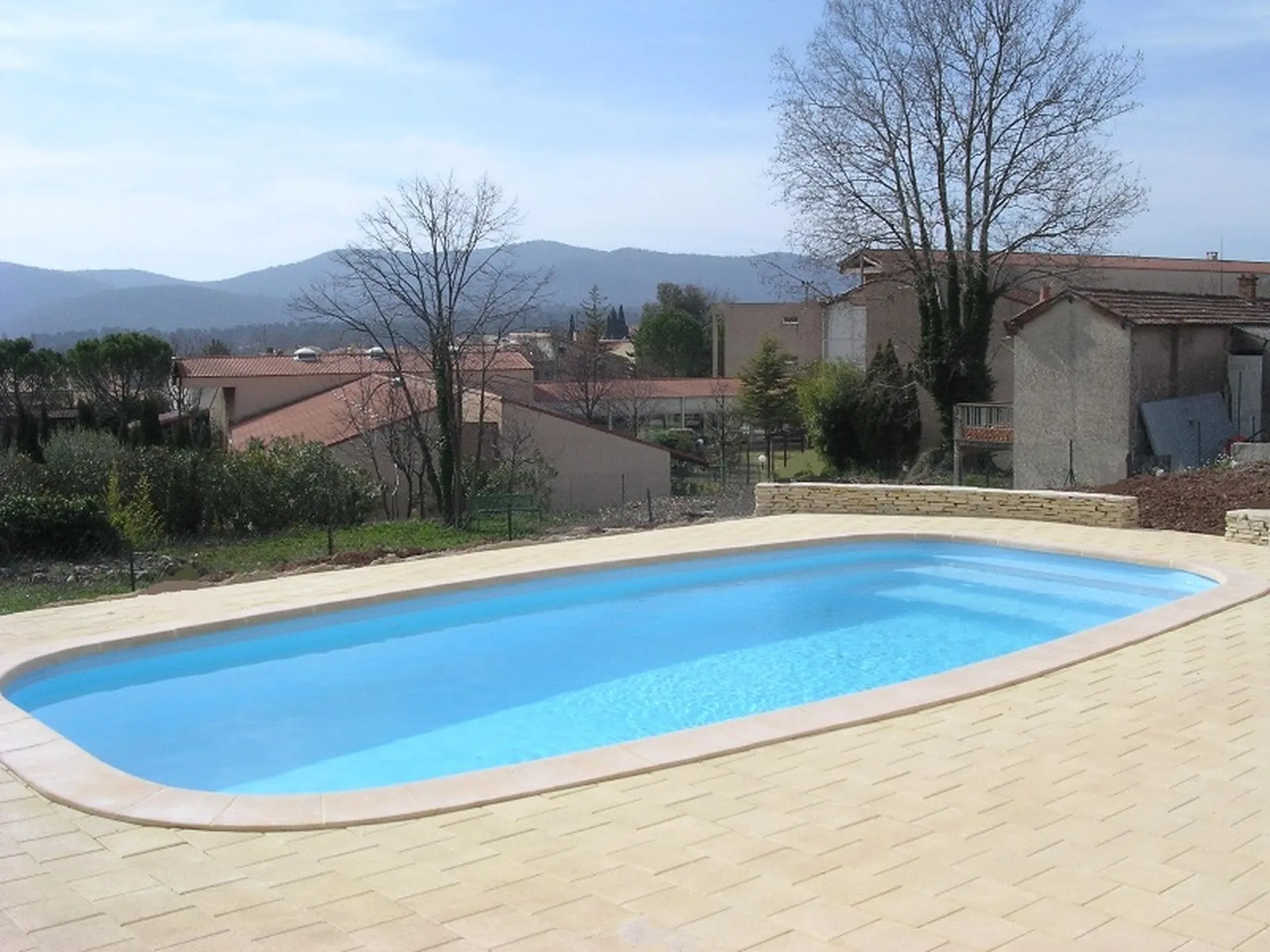 Piscines Fond plat Modèle praline installé à Bouc Bel Air