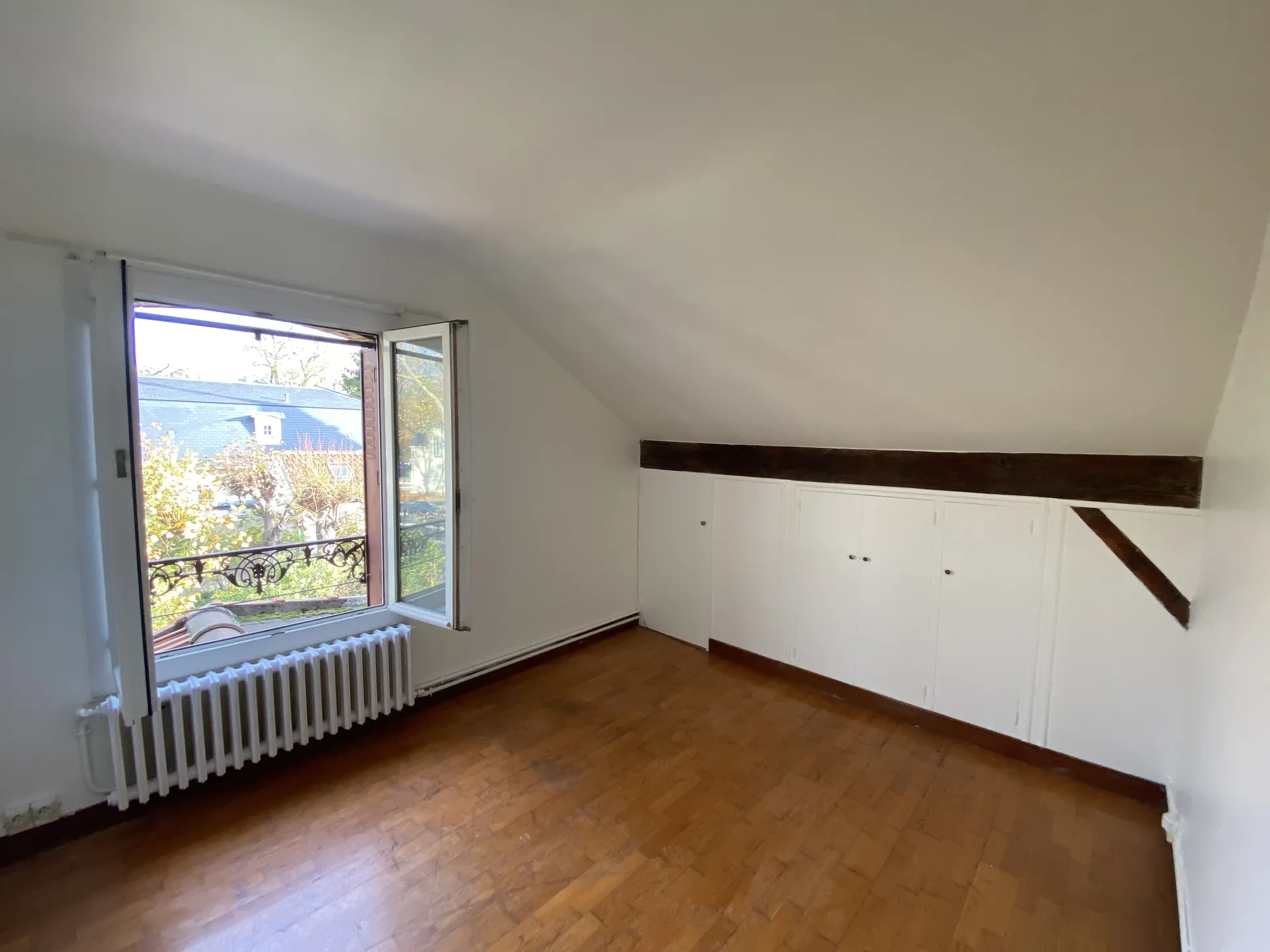 Chambre étage maison en location au Vesinet