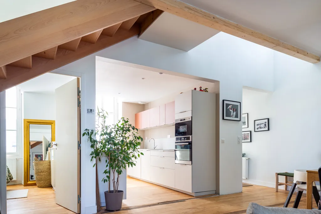 AKIKO ARCHITECTURE a conçu un espace de vie lumineux dans cette échoppe bordelaise de la Bastide, où l’escalier en bois devient une véritable faille de lumière reliant la surélévation au rez-de-chaussée