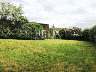 Belle maison de 170 M² à Chambourcy édifiée sur un terrain de 1006 M² joliment arborée et parfaitement entretenue, entièrement close de murets en pierre, quelques marches permettent l'accès à la maison. 