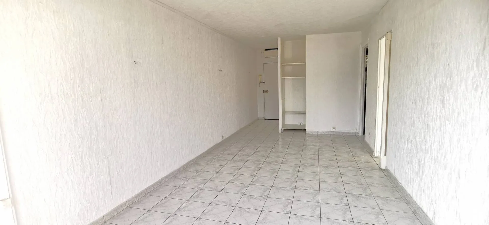 Vente appartement T2 Cassis centre à rénover dans une résidence sécurisée avec parking juste derrière le port