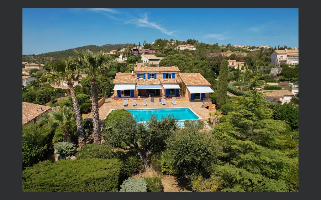 Villa provençale avec vue mer, piscine et jardin méditerranéen — le charme de Saint-Aygulf à deux pas des plages.