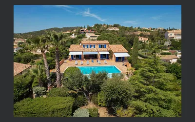 Villa provençale avec vue mer, piscine et jardin méditerranéen — le charme de Saint-Aygulf à deux pas des plages.