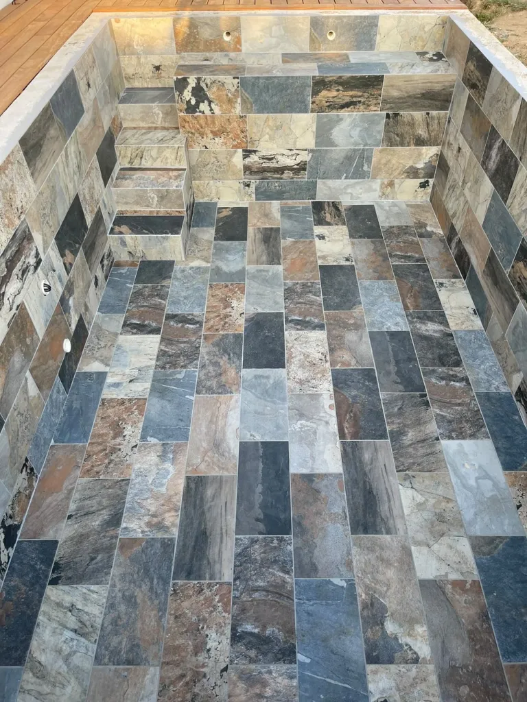 Le Comptoir du Sol vous accompagne dans vos projets de piscines avec des carrelages extérieurs haut de gamme à Neufchâtel-en-Bray près de Dieppe 76