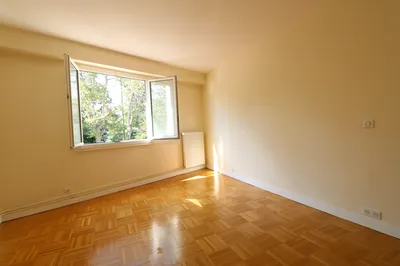 APPARTEMENT à louer au VESINET avec balcon ascenseur et parking en sous sol à 1 minute de la gare RER