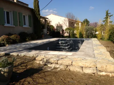 Piscine béton semi-enterrée par Aquarev'Piscines à Forcalquier 04300