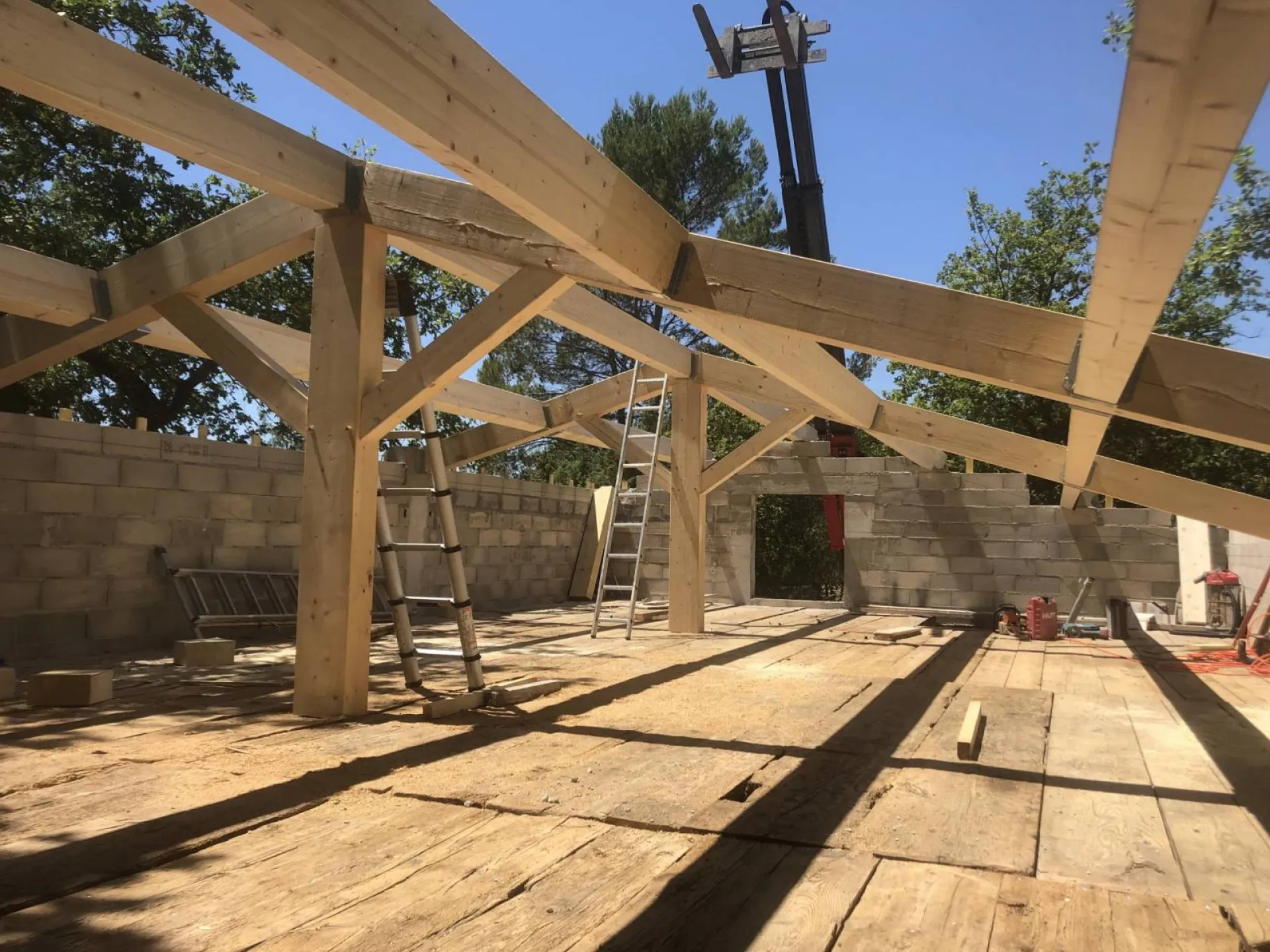 Réalisation charpente traditionnelle avec plancher intermédiaire en vieux bois à Lorgues