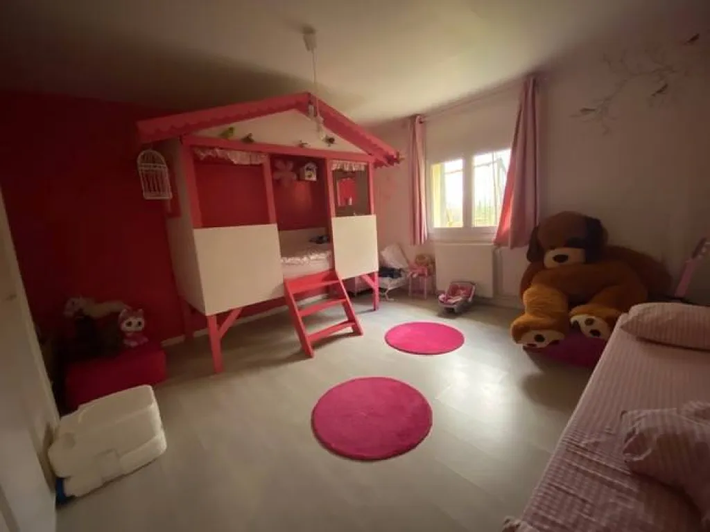 A acheter superbe maison de 160m² avec deux garages sur 2000m² de terrain sur deux niveaux sur la commune de FRENEUSE 76410