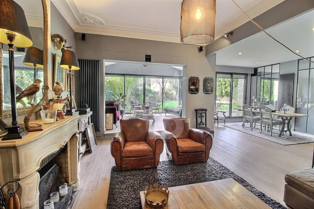 Maison en pierre rénovée avec grand jardin piscine et garages à vendre LE BOUSCAT