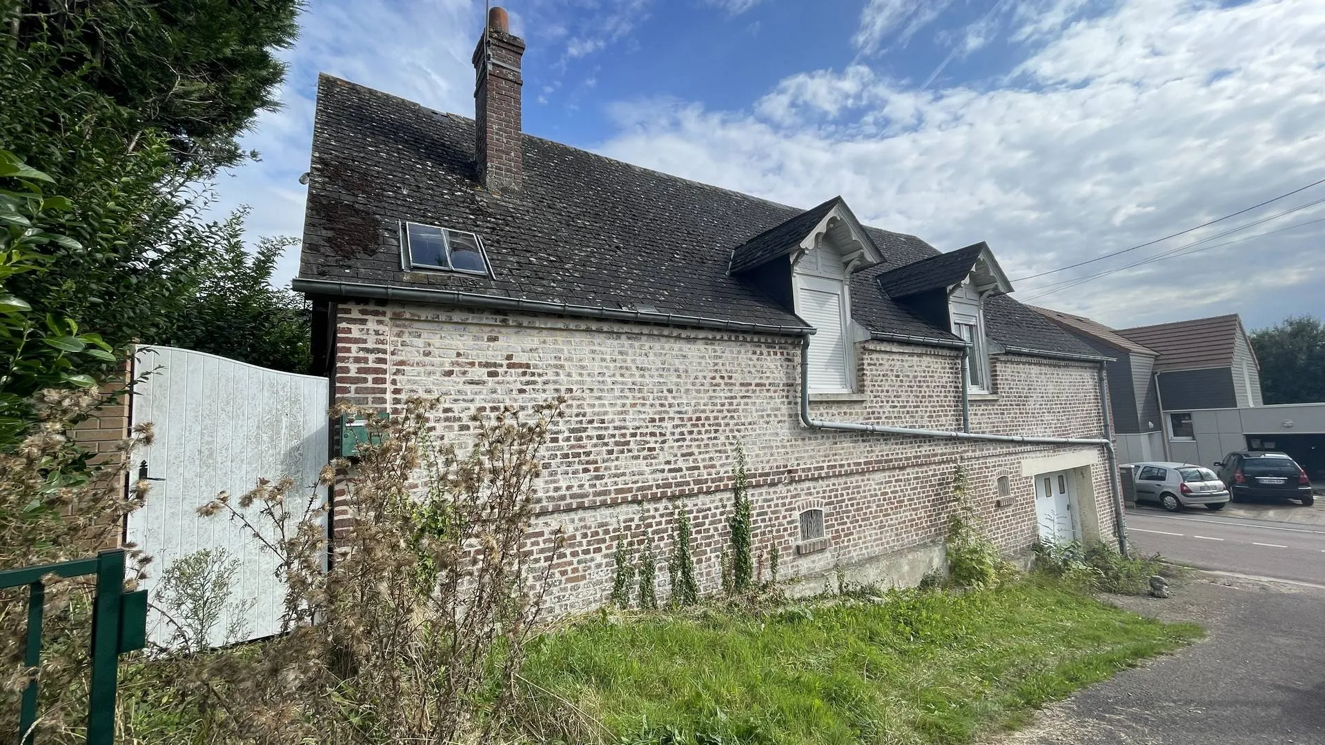 Longère en brique de 82,35 m², située sur un terrain de 338 m², à proximité des Grandes-Ventes et 30 minutes de Dieppe