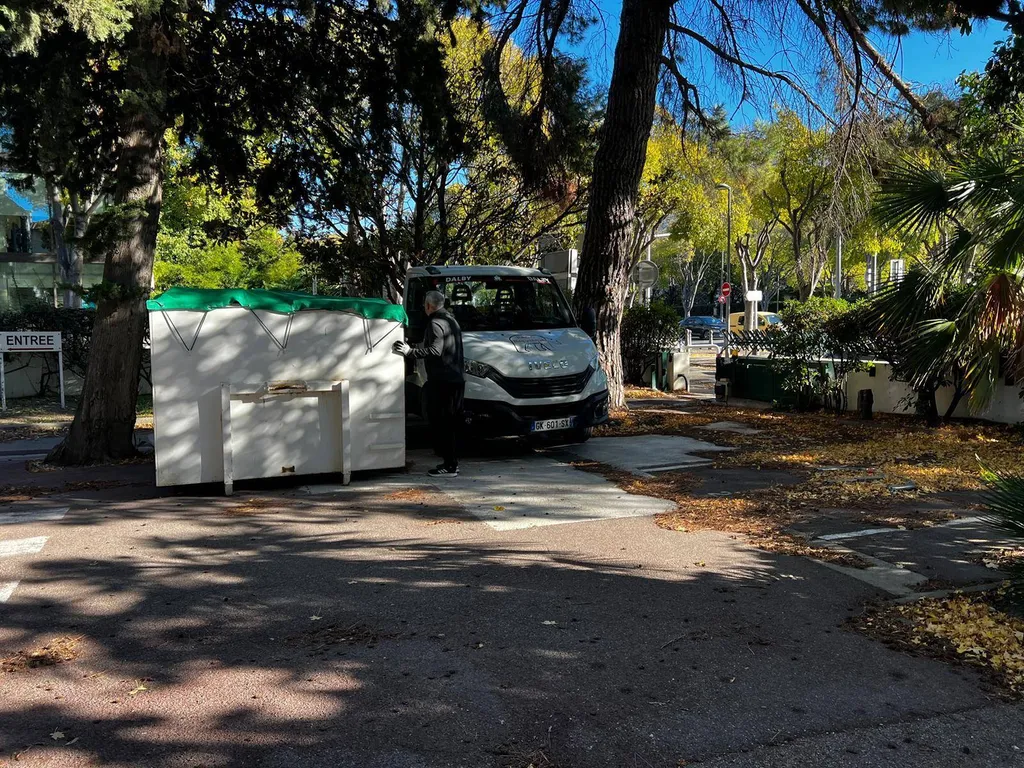 Débarras d'encombrants et archives pour entreprise à Marseille, avec Paca Recyclage vous optez pour le sérieux et la tranquilité