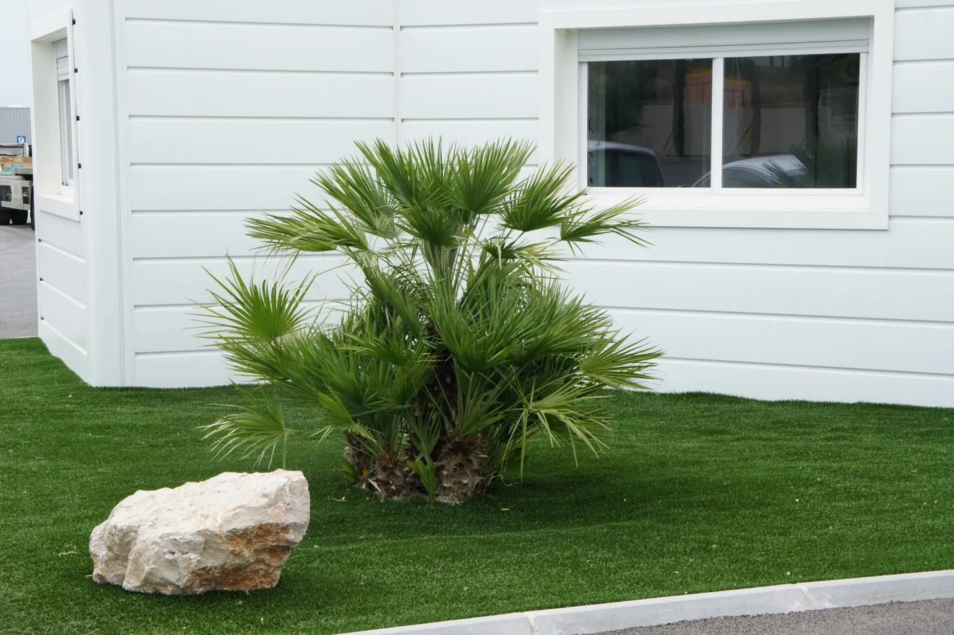 Fourniture et plantation de végétaux pour aménager les espaces extérieurs d'une entreprise à Rognac, autour de l'étang de Berre