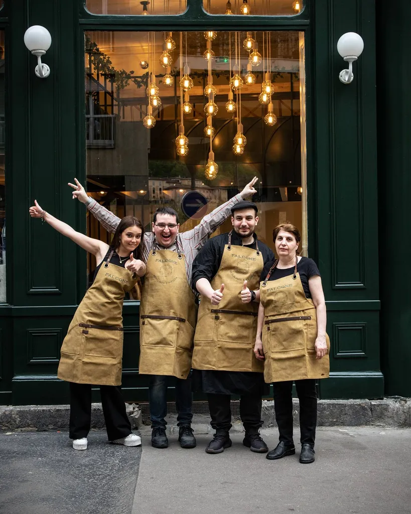 equipe du restaurant italien falcone lyon 